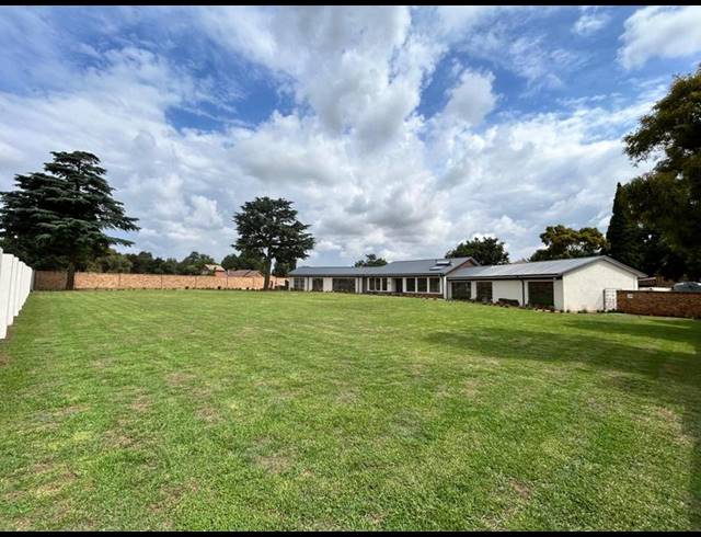 7 BEDROOM HOUSE FOR SALE IN SONNEVELD